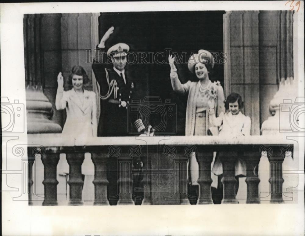 1939 Press King George, Queen Elizabeth, Princesses Elizabeth & Margaret Wave - Historic Images