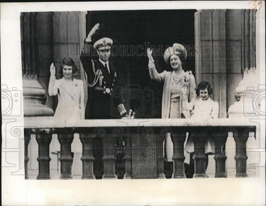 1939 Press King George, Queen Elizabeth, Princesses Elizabeth & Margaret Wave - Historic Images