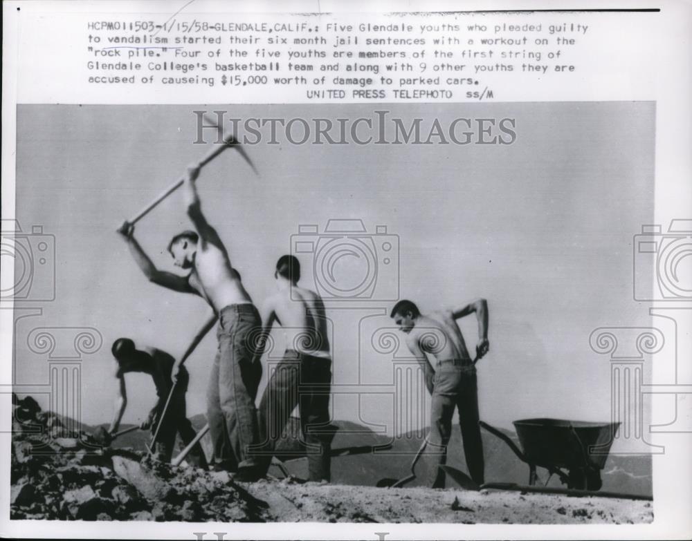 1958 Press Photo Glendale, California Vandalism Convicts Working at Rock Pile - Historic Images