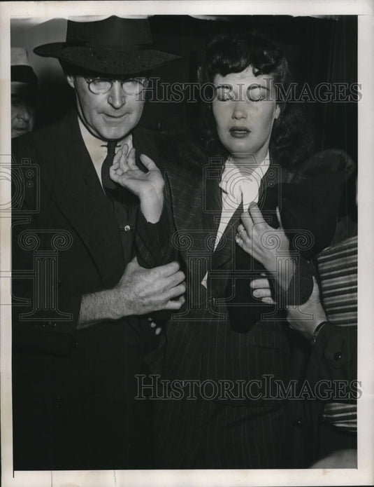 1945 Press Photo Imogene Stevens Entering Bridgeport Courthouse, Connecticut - Historic Images