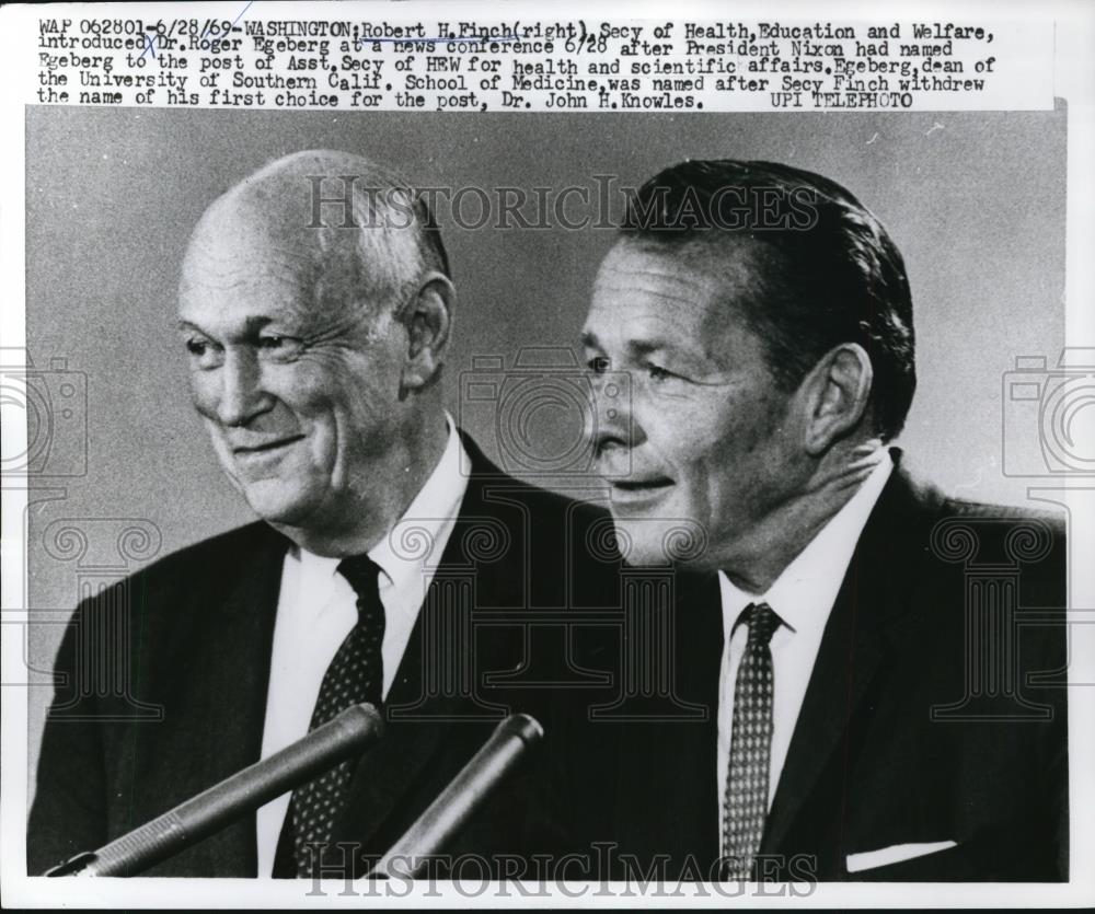 1969 Press Photo Robert H. Finch, Robert Egeberg at Press Conference, Washington - Historic Images