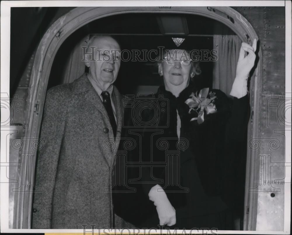 1951 Press Photo Dr. A.C. Yoder &amp; Wife Boarding Plane in Los Angeles - nef22632 - Historic Images