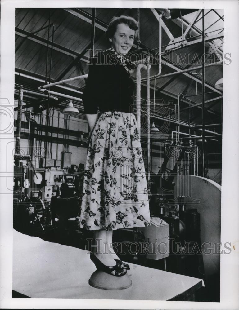 1956 Press Photo Heveaplus Rubber Plus Synthetics Exhibited by Technician - Historic Images