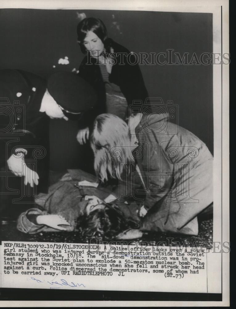 1961 Press Photo Police Officer Looks Over Student Injured During Demonstration - Historic Images
