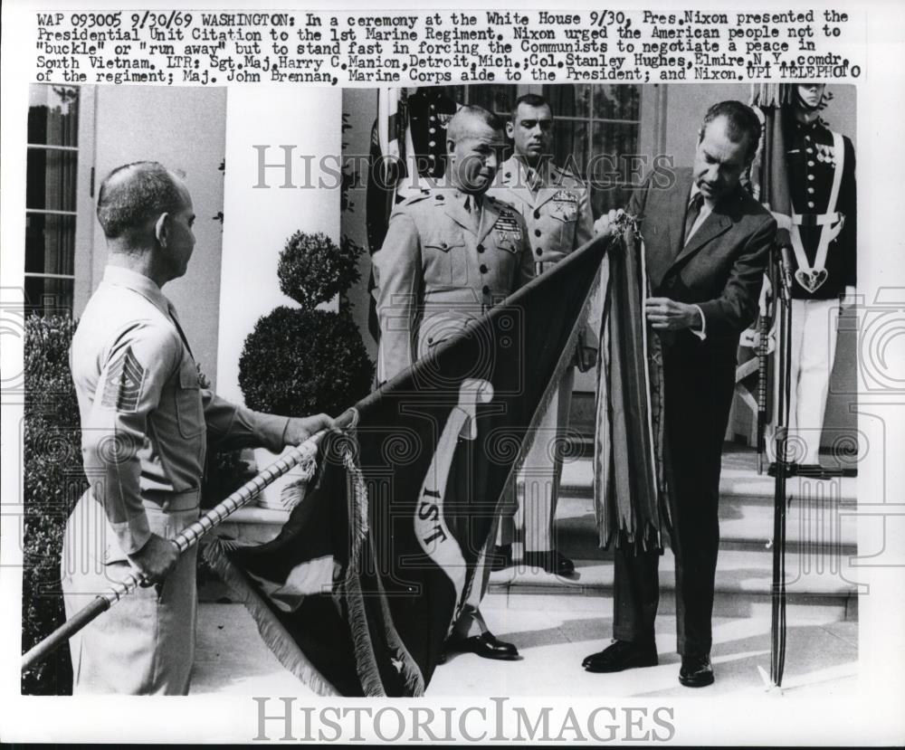 1969 Press Photo Pres.Richard Nixon present the Presidential Unit Citation - Historic Images