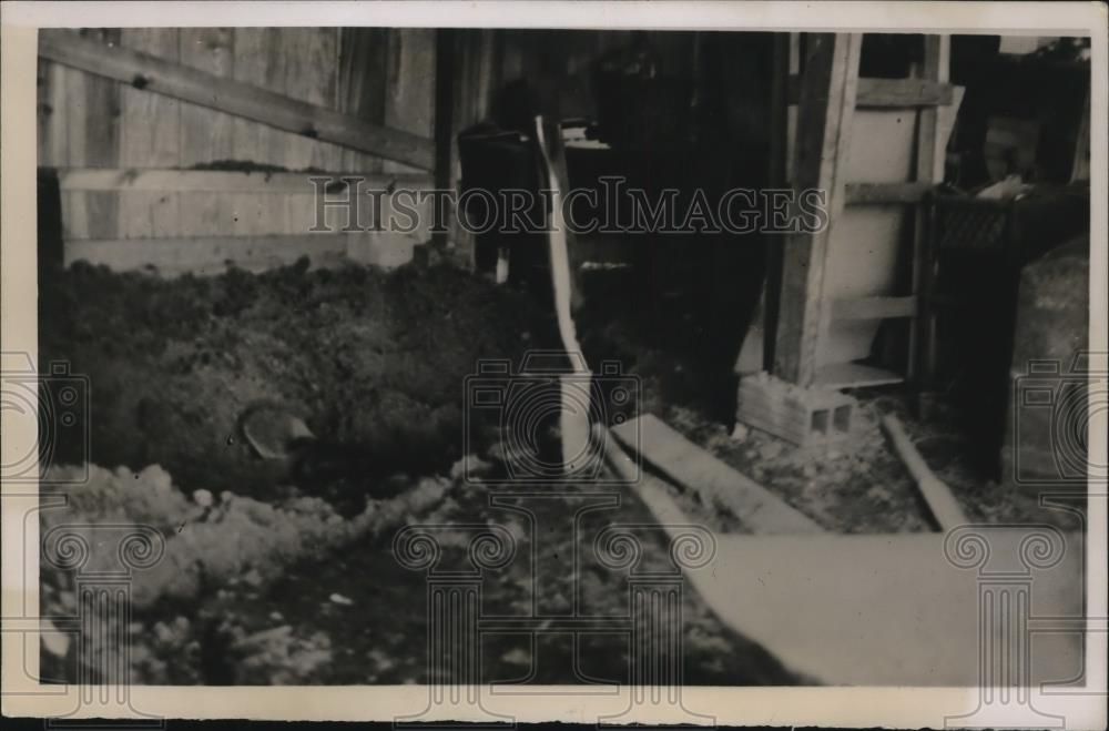 1937 Press Photo Authorities Investigating This 3 x 6-Foot Hole in Rev&#39;s Garage - Historic Images