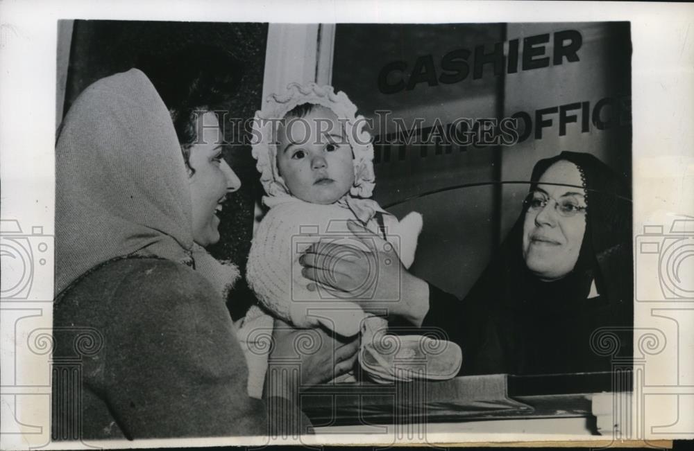 1945 Press Photo Mother Hongria of The Order of Sacred Heart To Care For Child - Historic Images