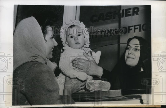 1945 Press Photo Mother Hongria of The Order of Sacred Heart To Care For Child - Historic Images