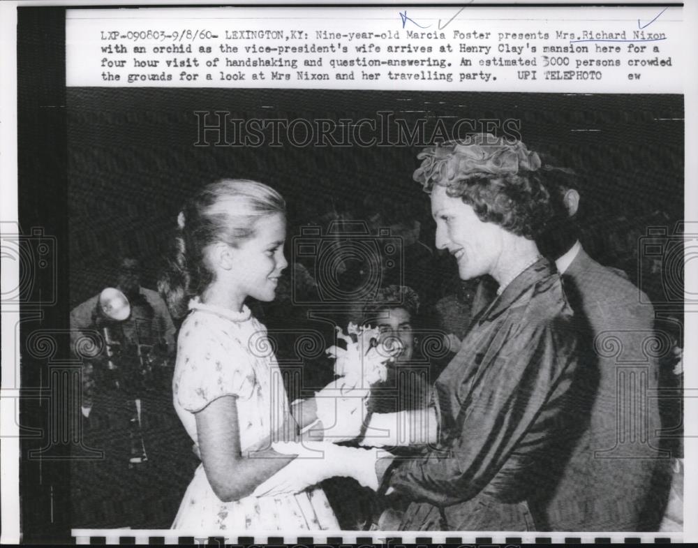 1960 Press Photo Marcie Foster Presents Mrs Richard Nixon With an Orchid - Historic Images