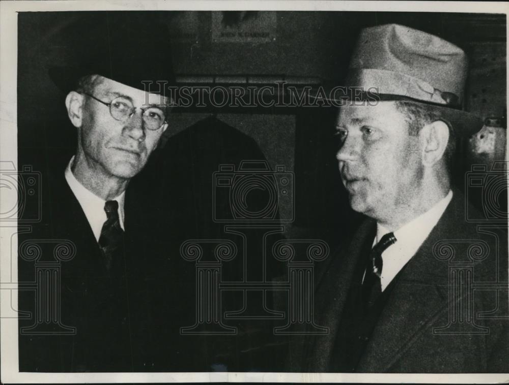 1937 Press Photo Reverend C. Elsworth Newton Arrives at Murder Trial, Pittsfield - Historic Images