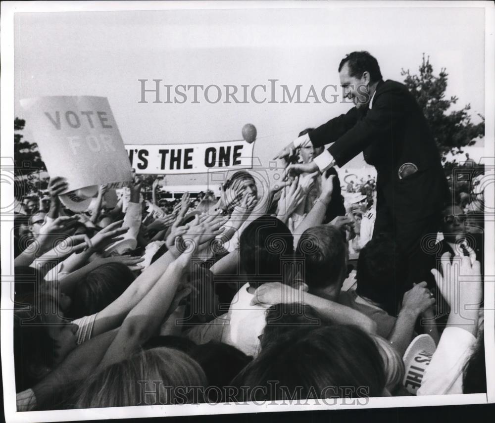 1968 Press Photo Richard Nixon Greets Crowds in Wellingborough, New Jersey - Historic Images