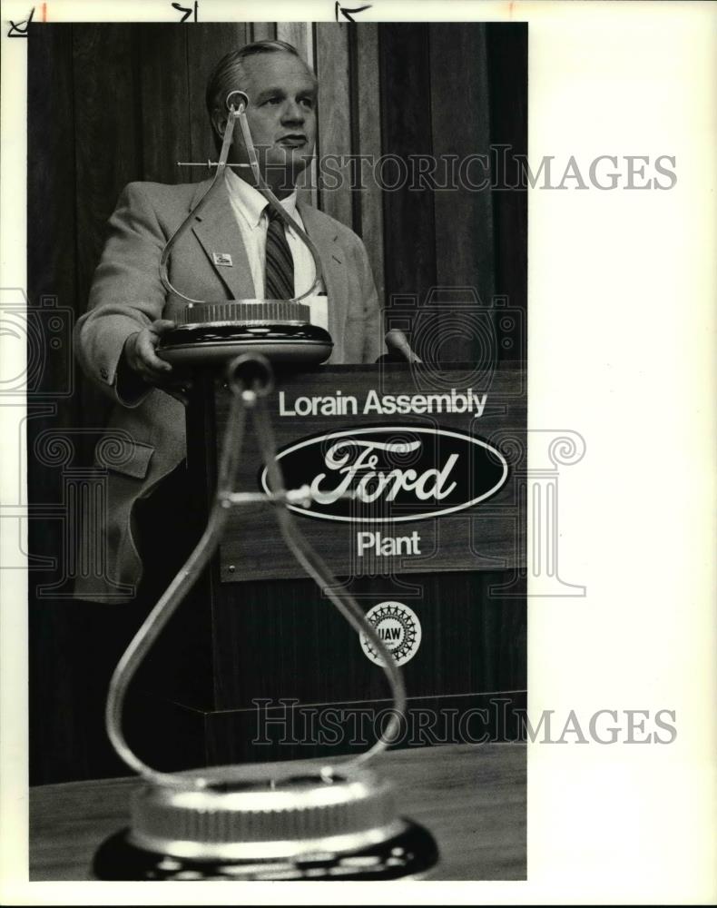 1991 Press Photo Dave Porter at Ford Lorrain Plant Assembly - cva38997 - Historic Images