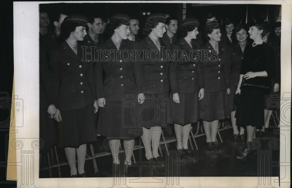 1945 Press Photo New York Mrs. Theodore Roosevelt Jr., reviews WACs NYC - Historic Images