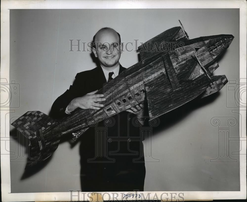 1945 Press Photo New York Joe Ruisi with seaplane he built from matchsticks NYC - Historic Images