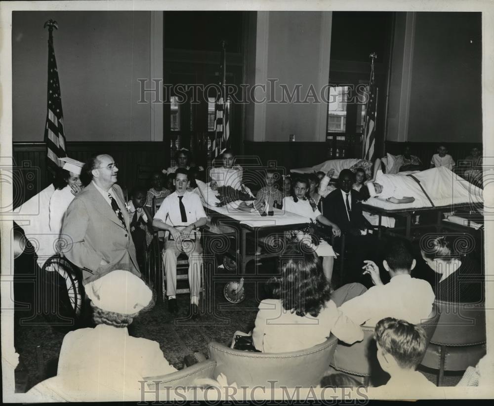 1944 Press Photo New York Dr. S. Cutolo with graduates at Bellvue Hospital NYC - Historic Images