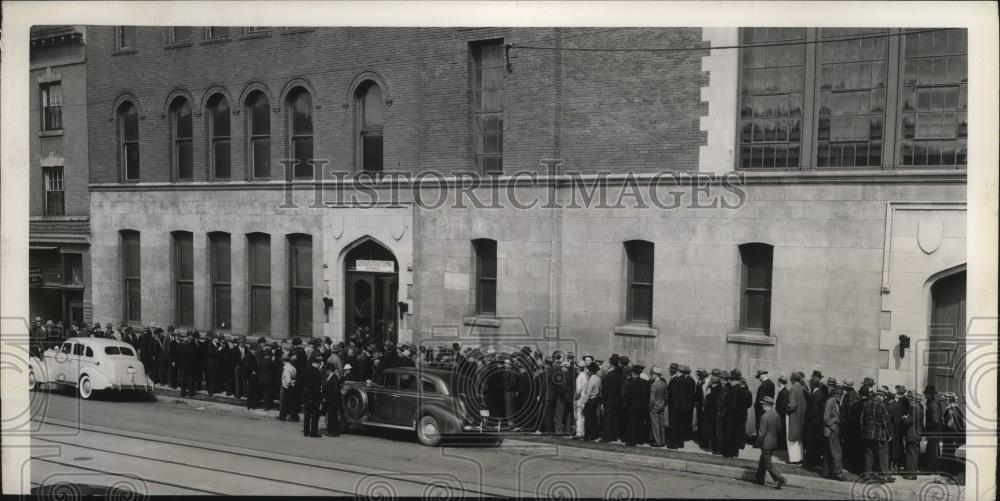 1942 Press Photo View of the jammed line-up outside the armory - spx09864 - Historic Images