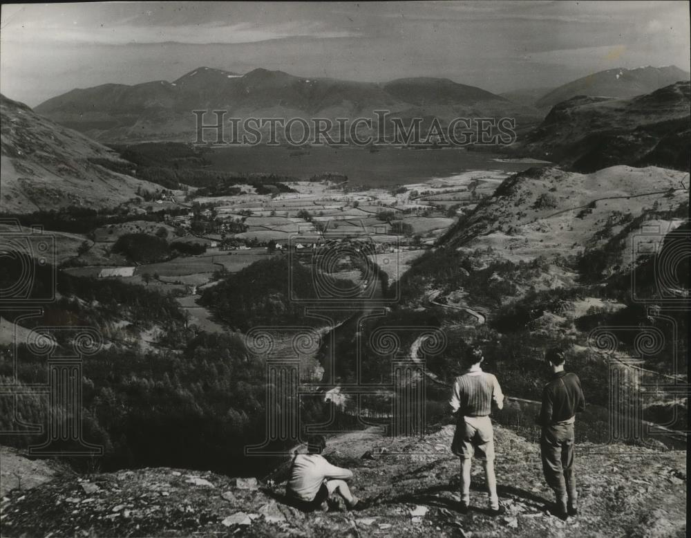 Press Photo Tourists enjoying the view of Derwentwater from Castle Crag - Historic Images