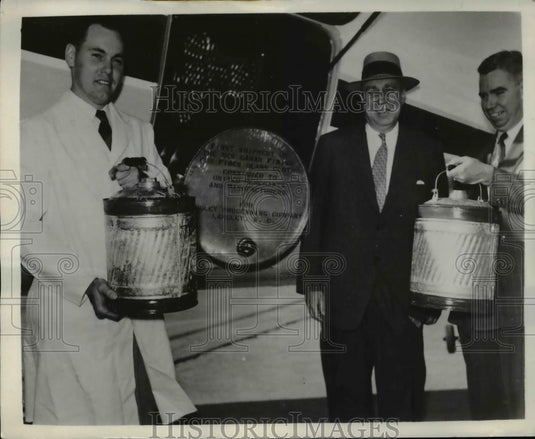 1952 Press Photo Fiber Glass Cloth place aboard Libbey-Owens-Ford Glass Co Plane - Historic Images