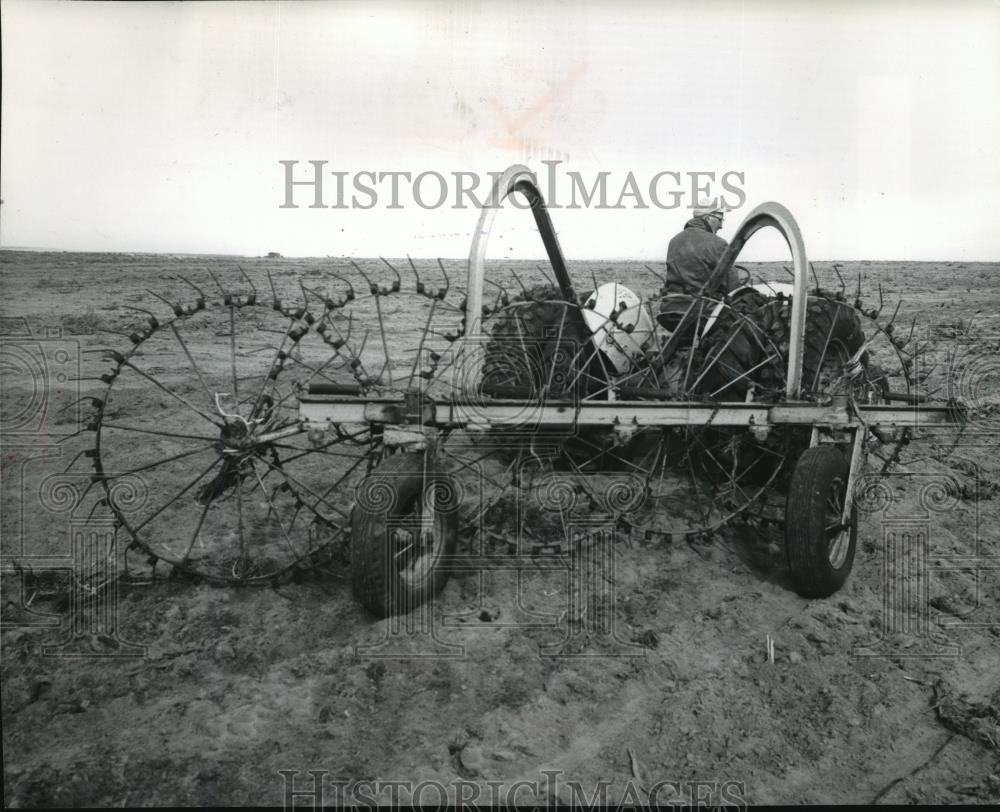 1964 Press Photo John Pettigrew a farmer clears sagebrush with rotary rake - Historic Images