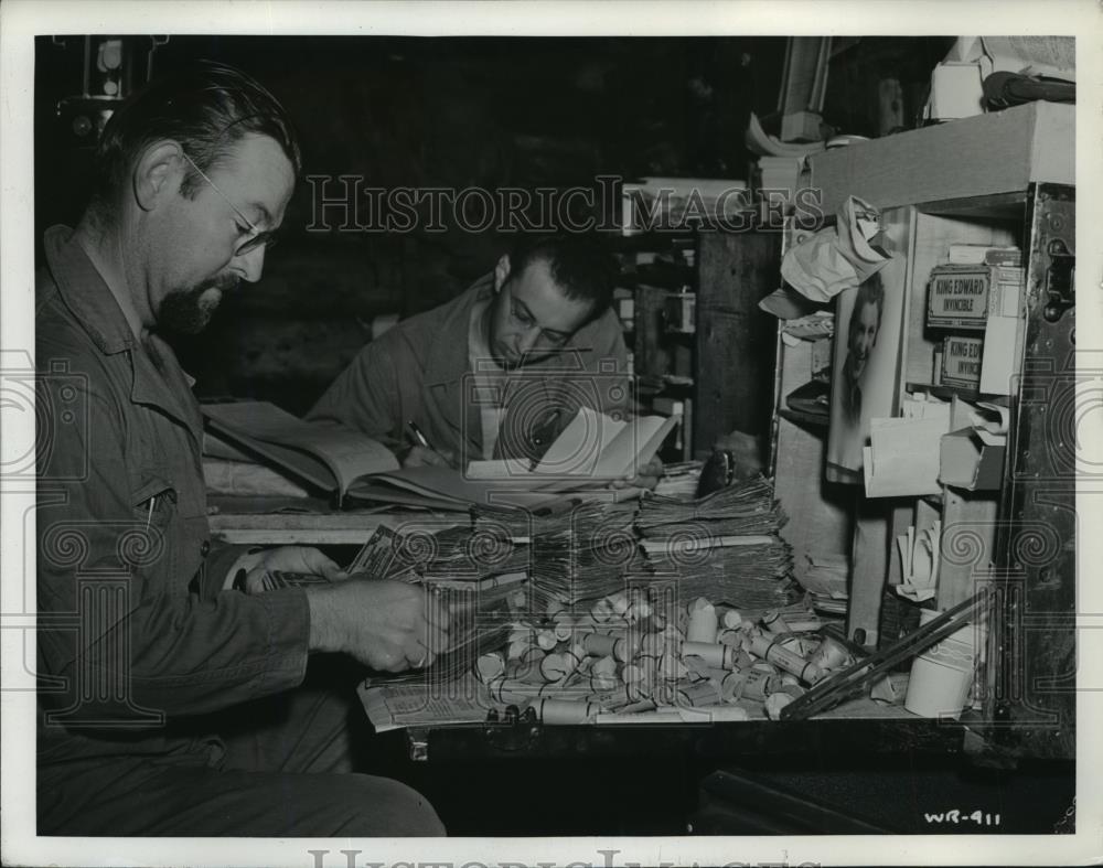 1942 Press Photo Payment of US troops and Canadian contractors - spx10661 - Historic Images