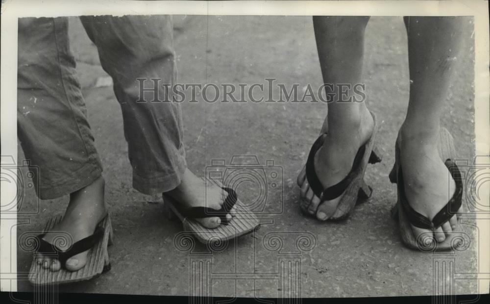 1937 Press Photo Japanese wears clip-clopping clogs after dark - spx10337 - Historic Images