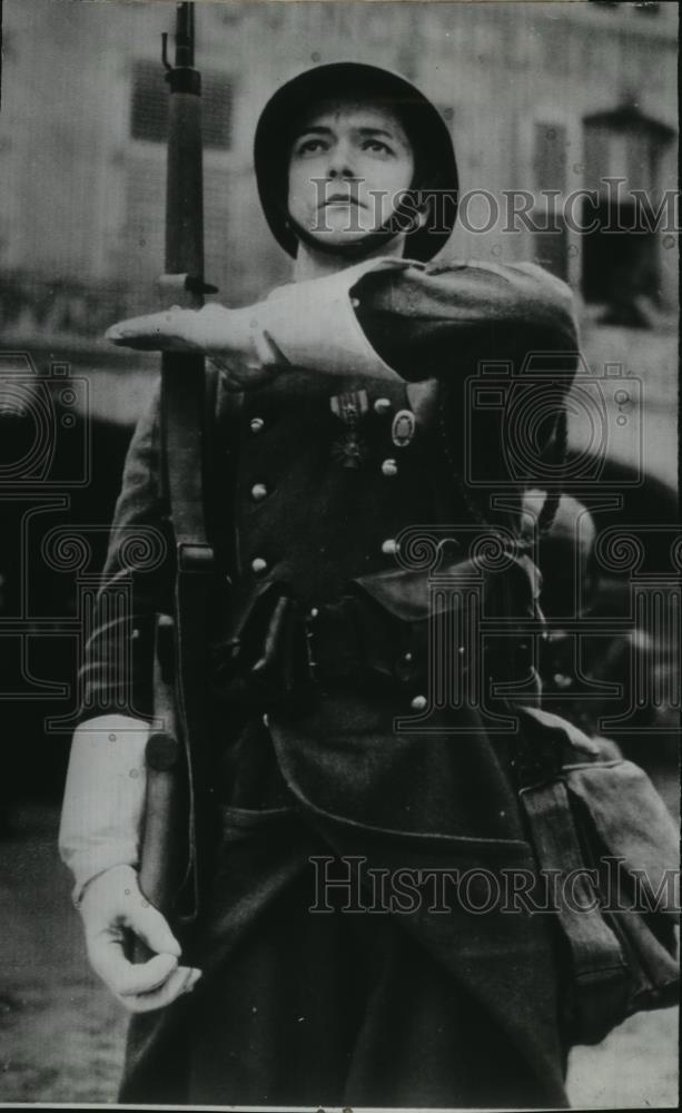 1940 Press Photo Young French soldier performing a salute - spx10440 - Historic Images