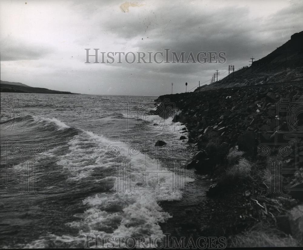 1960 Press Photo Stormy weather, McNary Dam reservoir spx10584