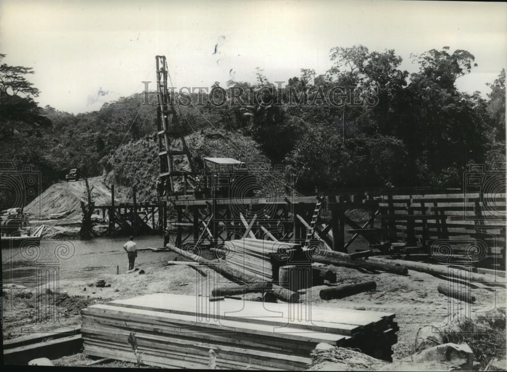 1941 Press Photo Temporary bridge under construction over the Rio Gatun - Historic Images