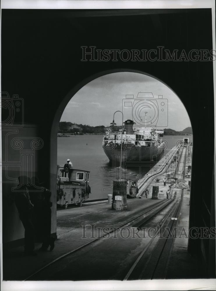 1960 Press Photo The Allen D. Christensen at Panama canal&#39;s Pedro Miguel rocks - Historic Images