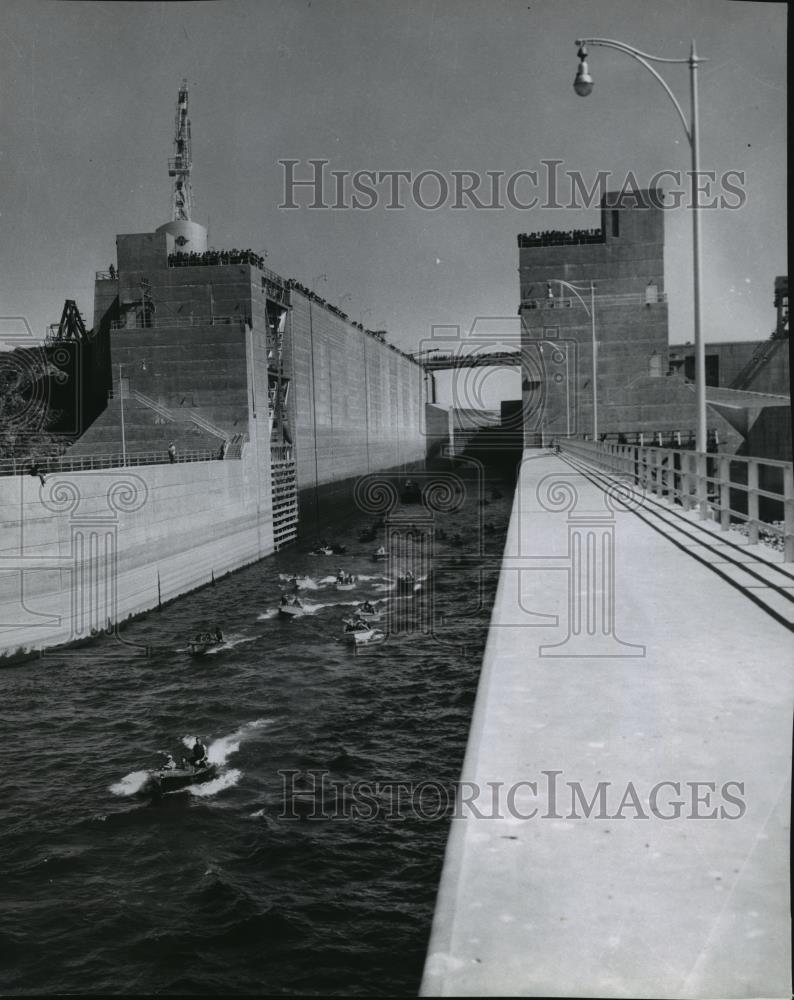 1957 Press Photo Pleasure and Fishing Boats through McNary Lock - spx10199 - Historic Images
