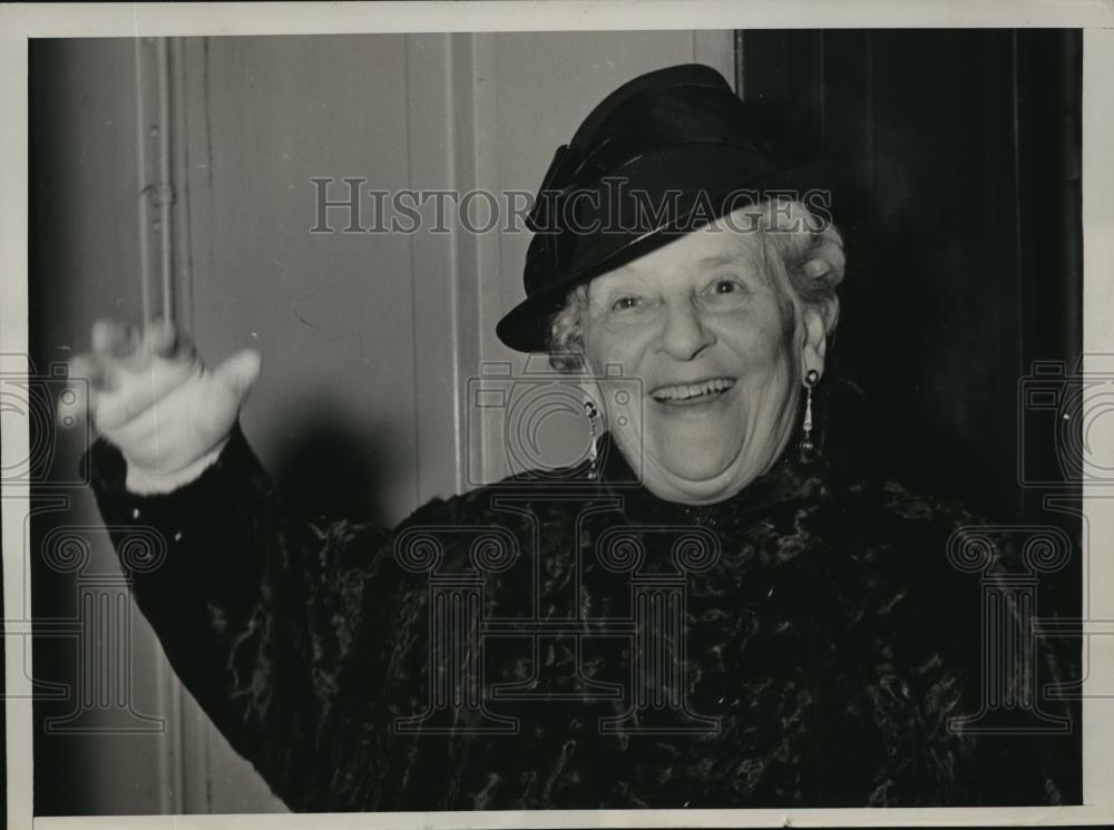 1939 Press Photo New York May Robson arrives in New York NYC - neny05021 - Historic Images