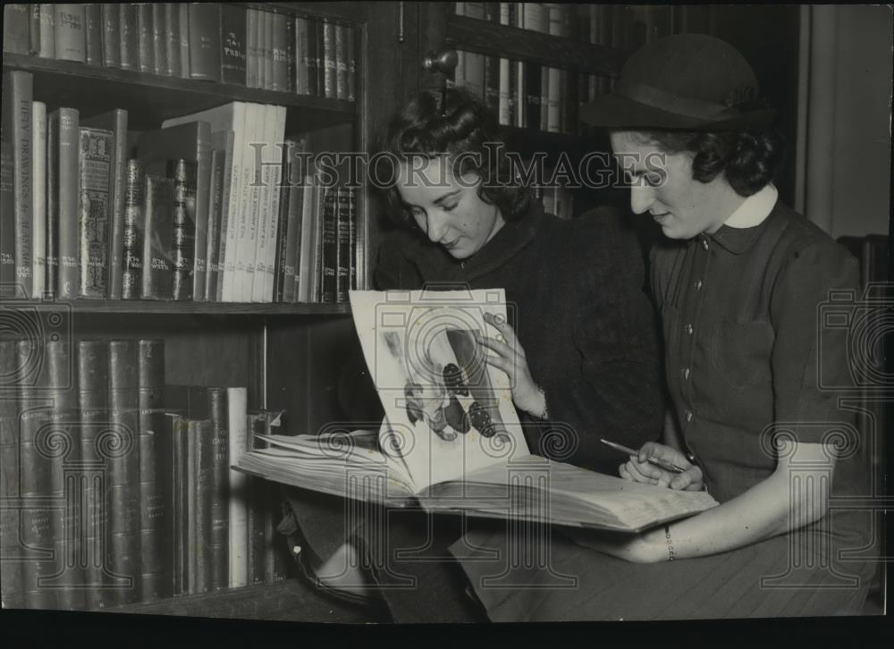 1940 Press Photo M. and P. Bullard reading a book at Spokane Public Library - Historic Images