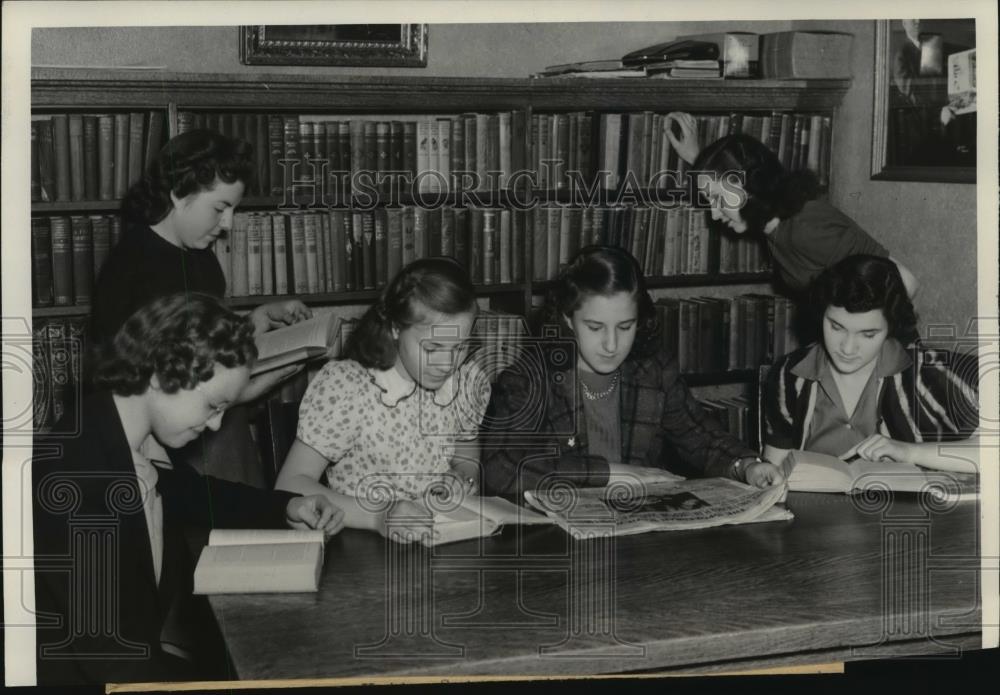 1940 Press Photo Girls of Cottage No. 2 reading at the Hutton Settlement library - Historic Images