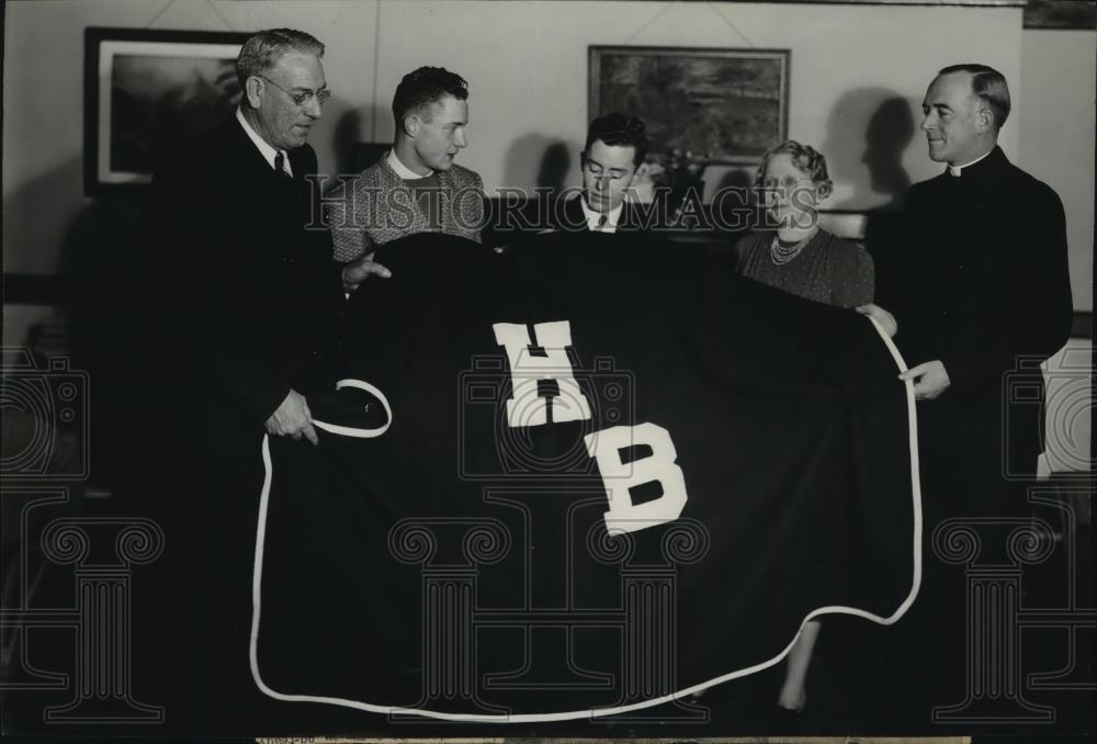 1941 Press Photo John Greenlee receiving the adviser's blanket award - spx10916 - Historic Images