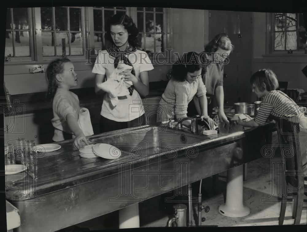 1949 Press Photo People washing dishes at the Hutton settlement - spx11058 - Historic Images