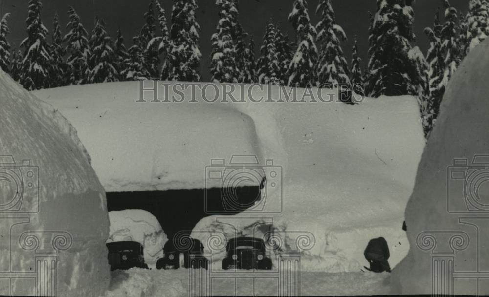 1936 Press Photo Cars in front of 15 ft snow Govt Camp-Crater Lake National Park - Historic Images