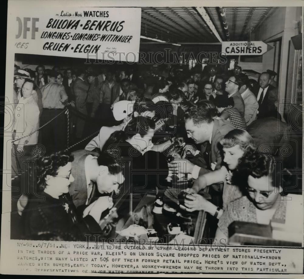 1951 Press Photo Watch Department jammed with buyers for Price War at New York. - Historic Images