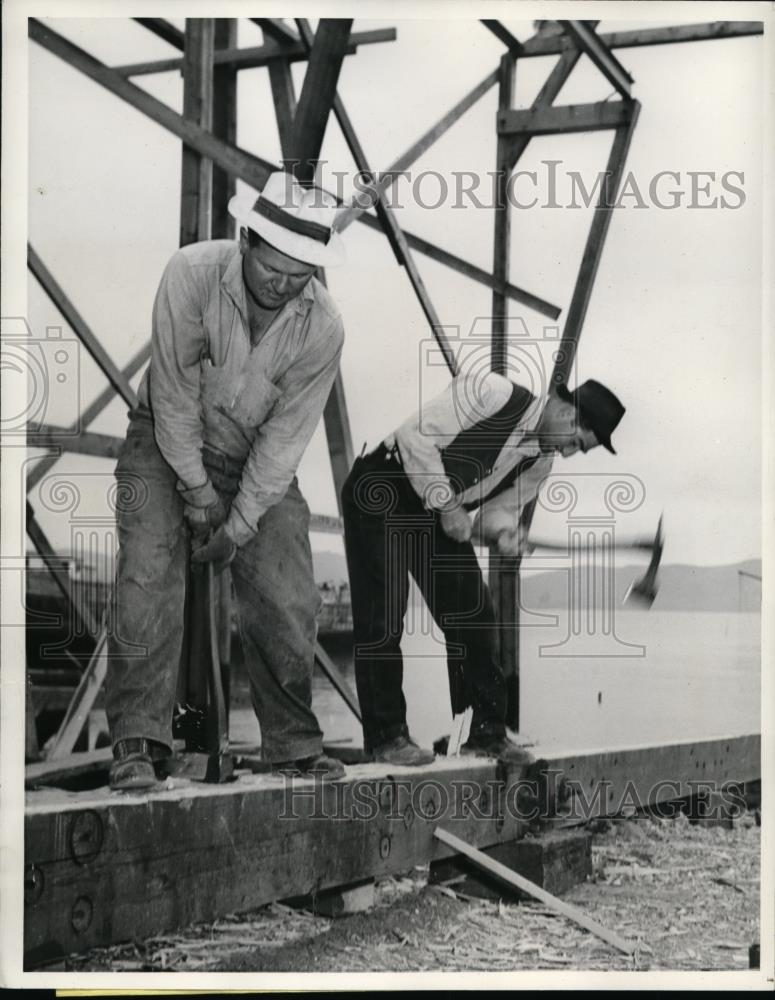 1942 Press Photo Harry Parker and Pete Bedros on a skid at Sausalito shipyard - Historic Images