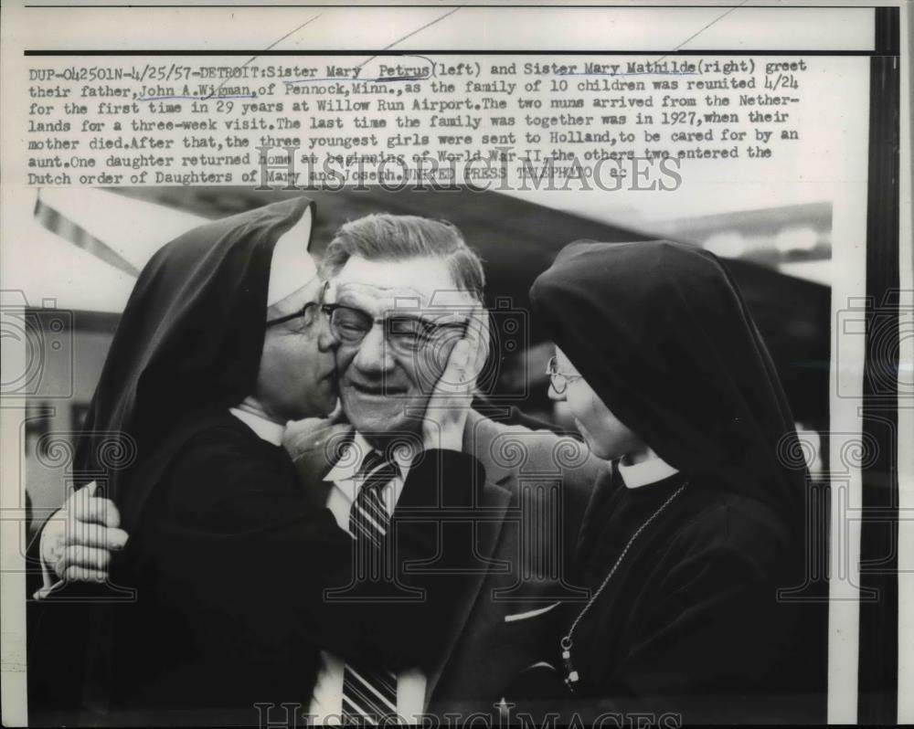 1957 Press Photo Detroit Siater Mary Petrus and Sister Mary Mathilde - nee67616 - Historic Images