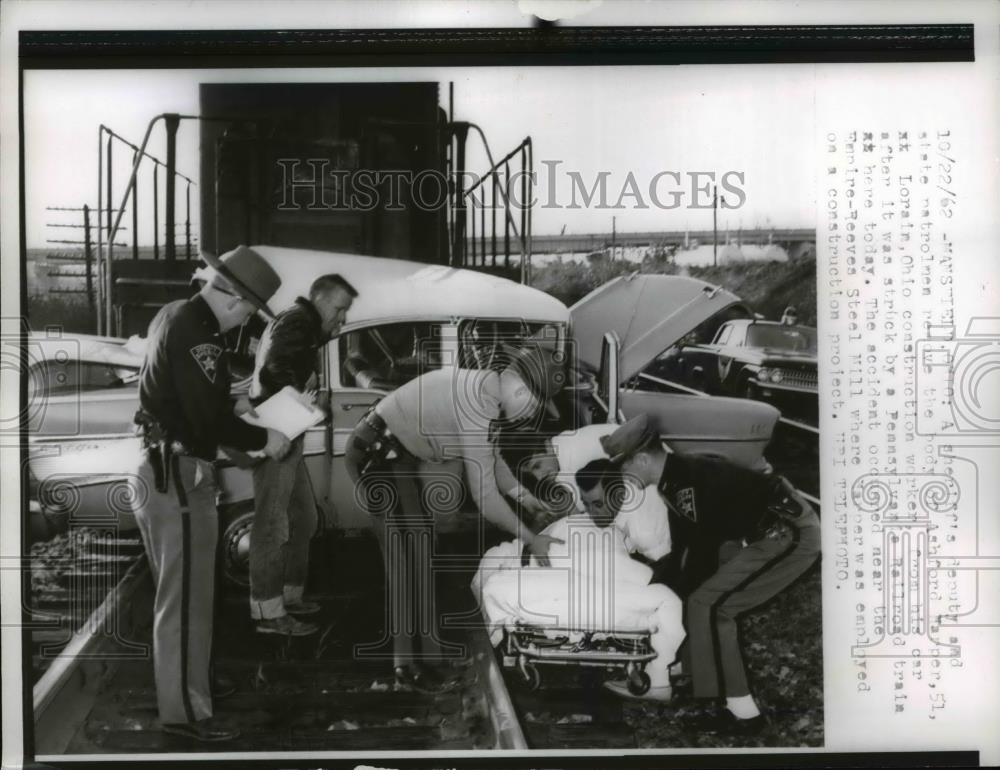 1962 Press Photo train and vehicle collision in Mansfield Ohio - nee65922 - Historic Images