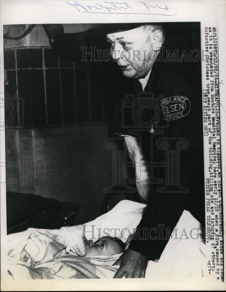 1956 Press Photo Minneapolis-An infant is unconcerned about evacuation. - Historic Images