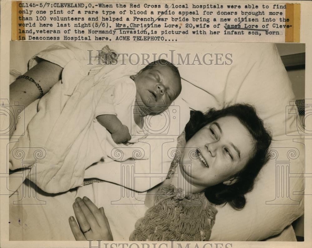 1947 Press Photo French War Bride Christine Lore &amp; Newborn Son, Cleveland - Historic Images