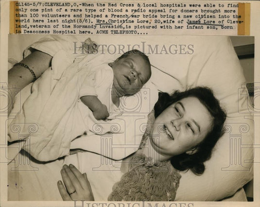 1947 Press Photo French War Bride Christine Lore & Newborn Son, Cleveland - Historic Images