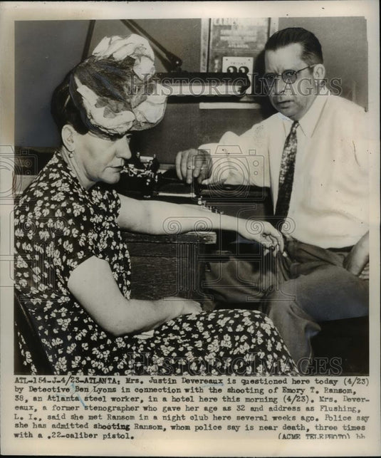 1946 Press Photo Atlanta Ga Mrs Justin Devereaux & Detective Ben Lyons - Historic Images