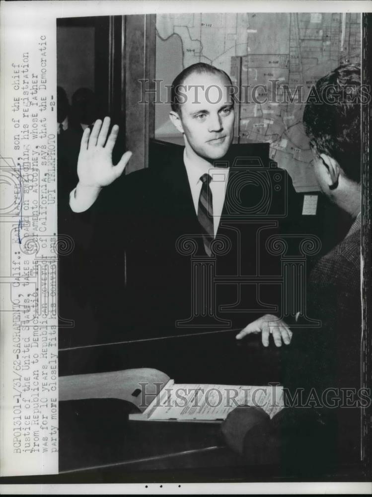 1962 Press Photo Earl Warren Jr Switches Registration Republican to Democratic - Historic Images