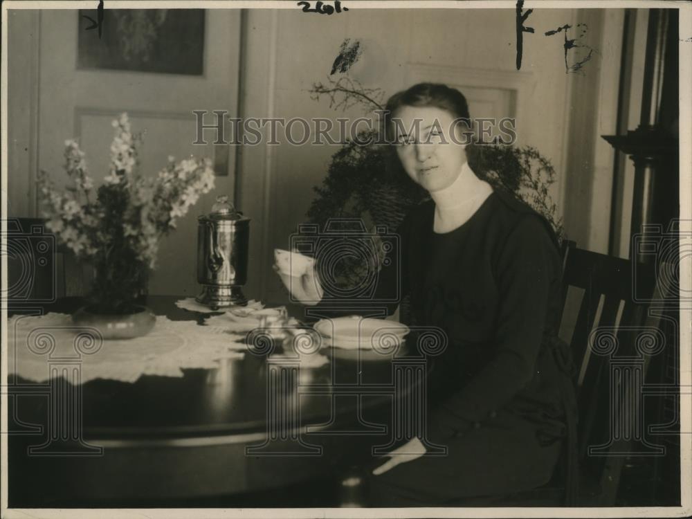 1920 Press Photo Mrs. Armette Adams at her breakfast table. - nee68098 - Historic Images