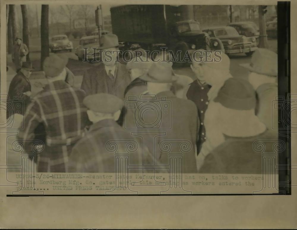 1952 Press Photo Milwaukee: Estes Kefauver speaking with workers of Nordberg mfg - Historic Images