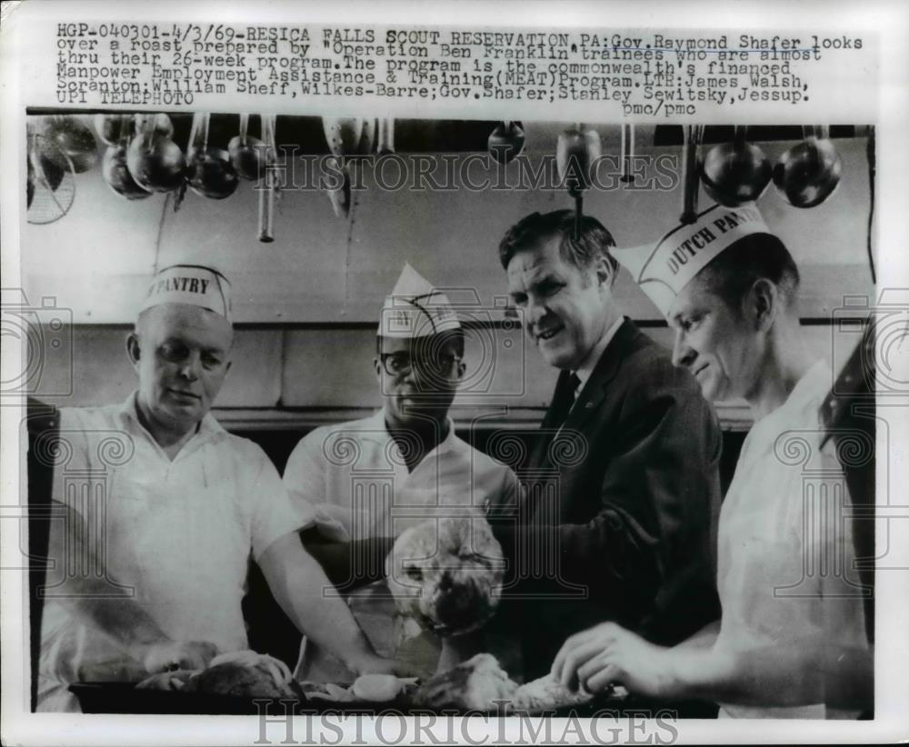 1969 Press Photo Resica Falls Scout Reservation-Gov. Shafer looks over a roast. - Historic Images