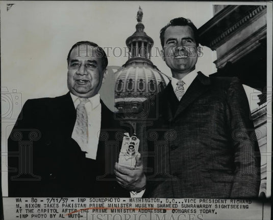 1957 Press Photo Vice Pres.Richard Nixon & Pakistan Minister Huseyn Shaheed. - Historic Images