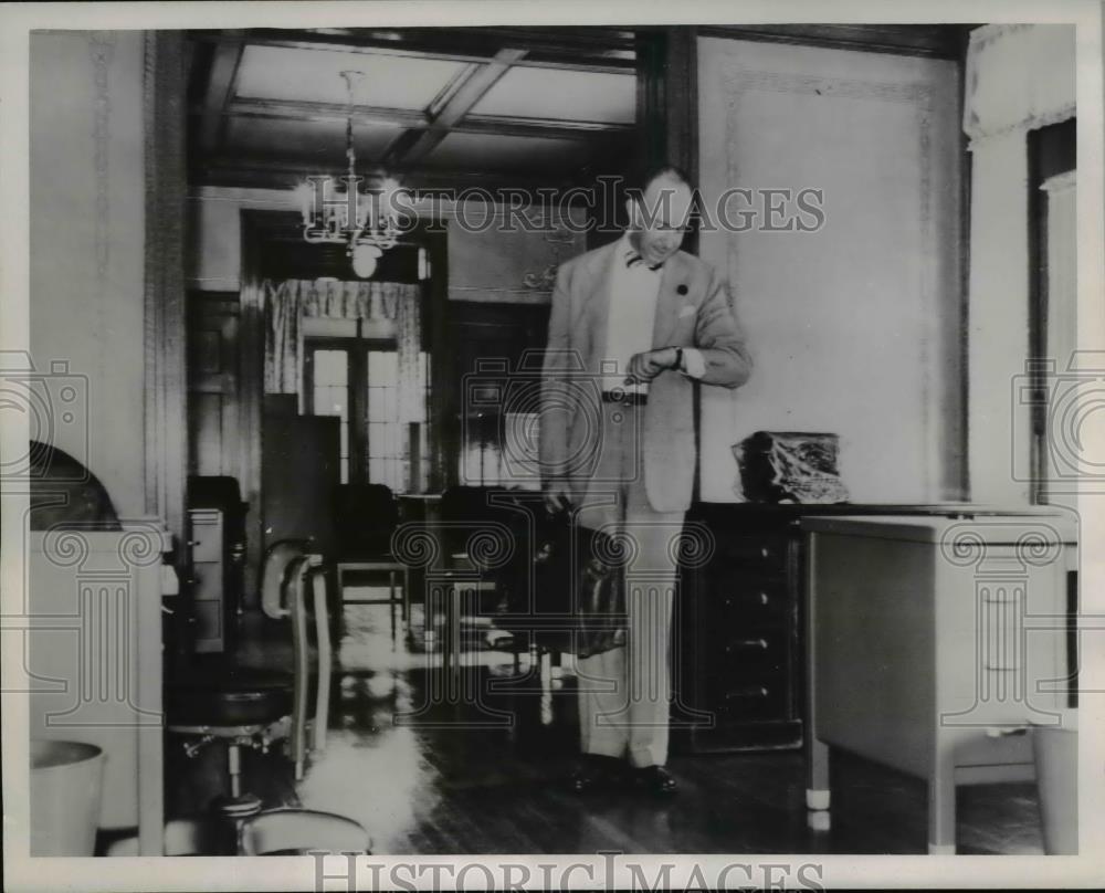 1952 Press Photo Springfield Ill WIlson W Wyatt checks into office in National H - Historic Images
